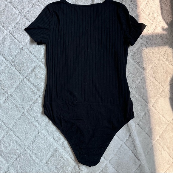 Torrid | Black Ribbed Henly Bodysuit Short Sleeve Neck | Size 00 - Picture 3 of 9